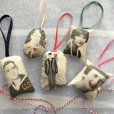 Fabric Photo Ornaments Diy, Family Photo Ornaments, Heirloom Christmas, Presents Ideas, Heirloom Ornaments, Foto Transfer, Handcrafted Gifts, Photo Transfer, Workshop Ideas