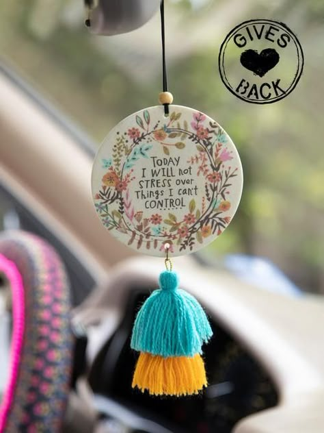 Car Smell, Cadeau Diy, Car Air Fresheners, Car Dashboard, Car Air Freshener, Chicken Noodle, Natural Life, Comfort Foods, Car Charms