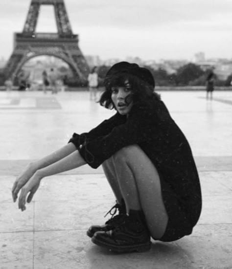 Taylor Lashae, Paris September, Shooting Photo, The Eiffel Tower, French Girl, Photography Inspo, Pose Reference, Photo Inspo, Photo Inspiration