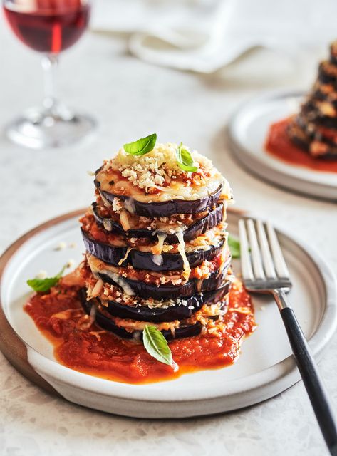 Sold at IGA stores, our tomato and basil sauce takes centre stage in this delicious Italian recipe for eggplant parmigiana. Eggplant Francaise, Courgette Aubergine Recipe, Low Carb Eggplant Recipes, Mousaka Recipe Aubergine, Vegan Eggplant Parmigiana, Vegan Aubergine Parmigiana, Confort Food, Marinara Sauce Homemade, Eggplant Parmesan