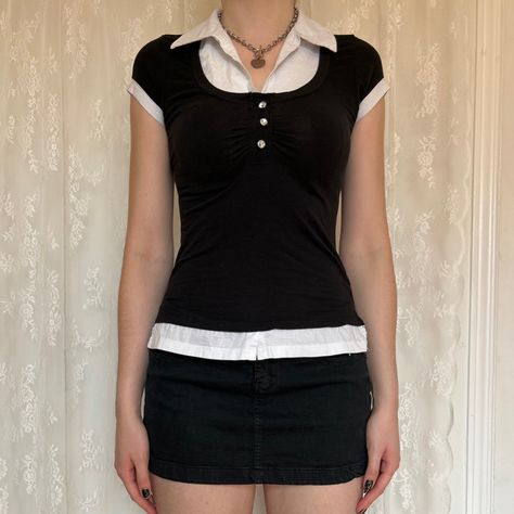 Dark Academia Alice Cullen Vampire Preppy Black Layered Blouse With White Layer Underneath. Back to school outfit #y2k #y2kfashion #2000s #2000sfashion #dainty #twilight #depop #fairygrunge #darkacademia #fall2023fashiontrends #falloutfits #fallaesthetic #firstdayofschooloutfit #backtoschool #backtoschooloutfit 2000s Fashion Preppy, 2000s Professional Outfits, 2000s Preppy Outfits, Goth Secretary, 2000s Preppy Fashion, Office Mini Skirt, Dark Academia Vampire, Preppy 2000s, 6th Form Outfits