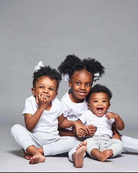 Newborn Sibling Pictures, Mommy Daughter Photography, Birthday Shoots, Sibling Photo Shoots, Cousin Photo, Newborn Sibling, Sibling Pictures, Sibling Photography, Newborn Family Photos