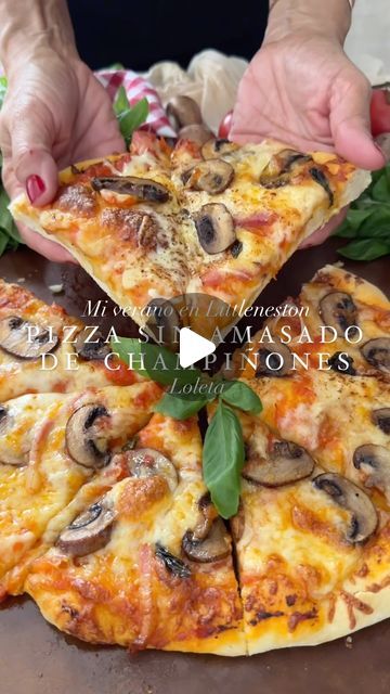 Lola Bernabe on Instagram: "Si te gustan mis vídeos, por favor no olvides dejarme tu me gusta♥️ y contarme cuando hiciste pizza por primera vez en casa. Si además GUARDAS Y COMPARTES esta receta me harás muy feliz. 

Así aprendí a hacer pizza en casa. En Inglaterra por increíble que parezca y aquel verano allí, me enamoré de las pizzas y de los champiñones.

Hoy no imagino nuestra dieta sin ellas: tienen un 90% de agua, son bajas en calorías y están tan ricas que me gustan hasta crudas. 

La receta completa como siempre la tienes en www.loleta.es pero aquí te dejo los ingredientes:

Para la masa:
220 g de agua tibia
20 g de levadura fresca o 7 g de levadura seca de panadero
1 cucharadita de azúcar
1 cucharadita de sal
35 g de aceite de oliva
400 g de harina de fuerza

Para el relleno
4 cha Breakfast Pizza Recipe, Pastry Art, Breakfast Pizza, Pan Pizza, Pan Bread, A Pizza, Geek Culture, Pizza Recipes, May 23