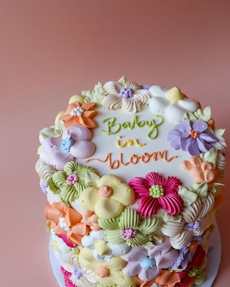 Helena Witte | Baby in Bloom 🌸🌼🌻🌺🪻🌷 I was given creative freedom on a bright and colourful floral cake for a beautiful baby shower and came up with this... | Instagram Baby Shower Girl Baby In Bloom, Colourful Baby Shower Theme, Gender Reveal Ideas Desserts, Baby Girl Baby Shower Themes Summer, Baby In Bloom Pregnancy Announcement, Baby Shower Themes Baby In Bloom, Bright Baby Shower Ideas, Pastel Color Baby Shower Ideas, Last Baby Shower Ideas