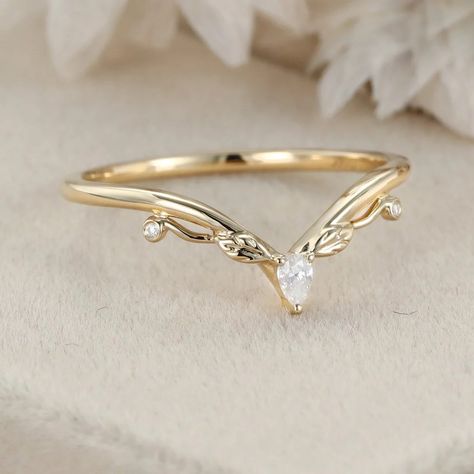 Nature's Beauty & Timeless Elegance: Unique Curved Moissanite Wedding Ring Leaf Ring in Yellow Gold. Embrace Your Love Story! Whimsical Wedding Ring Gold, Whimsical Wedding Ring, Gold Leaf Engagement Ring, Leaf Rings, Contour Wedding Band, Dainty Engagement Rings, Cute Engagement Rings, Moissanite Wedding Ring, Jewelry Accessories Ideas