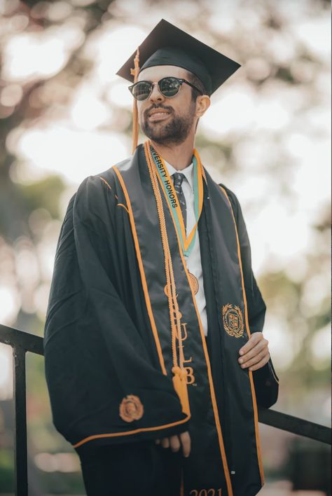 Male Graduation Photoshoot, Men Graduation Poses, Graduation Photoshoot Men, Graduation Photography Men, Convocation Outfit, Male Graduation, Cap And Gown Pictures, College Graduation Photoshoot, College Graduation Pictures Poses