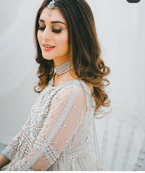 #makeupdaily #makeuppost #simplemakeup Laraib Rahim, Tikka Hairstyle, Wedding South Indian, Engagement Hairstyle, Hairstyles For Gowns, Engagement Look, Engagement Hairstyles, Dress Pakistani, Desi Wedding Dresses