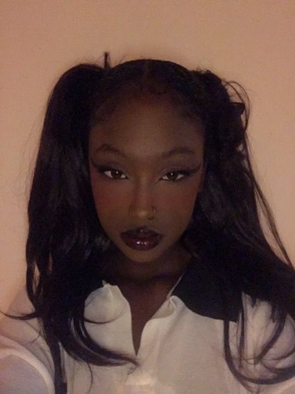 Soft Vampy Makeup, Siren Eyes Makeup Black Women, Oval Face Black Women, Soft Goth Makeup Everyday, Vampy Makeup For Black Women, Goth Makeup Black Women, Douyin Makeup Black Women, No Lashes Makeup Look, Dark Douyin Makeup