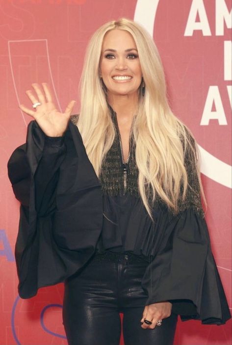 Carrie Underwood Hair, Carrie Underwood Style, Carrie Underwood Photos, Nashville Outfits, Platinum Hair, Celeb Style, Long Blonde, Long Blonde Hair, Carrie Underwood