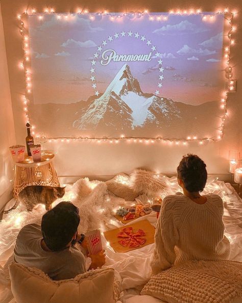 Date Night Picnic Ideas At Home, Bedroom Movie Night Aesthetic, Movie Night Aesthetic At Home, Movie At Home Aesthetic, Living Room Picnic Date, Home Picnic Ideas, Movie Date Ideas, Cozy Movie Night Aesthetic, Indoor Picnic Date