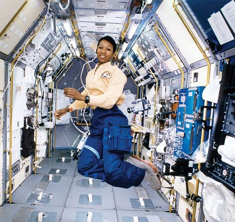 American physician and astronaut Mae Jemison aboard the space shuttle Endeavour. Female Astronaut, Mae Jemison, Nasa Astronauts, American Universities, Man On The Moon, Womens History Month, Space Shuttle, African American Women, Women In History