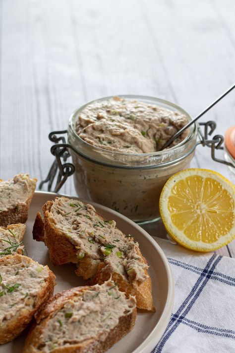 Transform boring canned tuna into a tasty and healthy tune pate in less than 15 minutes with this easy tuna pate recipe. Just mix an ordinary can of tuna with cream cheese, crunchy scallions/spring onions, lemon juice and dill to get a flavourful and fresh pate that is perfect for a snack or light lunch. Serve with crusty bread, crackers, with a salad or spoon it into a jar and refrigerate or freeze for later. Salmon Pate Recipe, Tuna Pate, Easy Tuna Recipes, Salmon Pate, Pate Recipes, What Can I Eat, Raw Vegan Desserts, Canned Tuna, Party Dishes