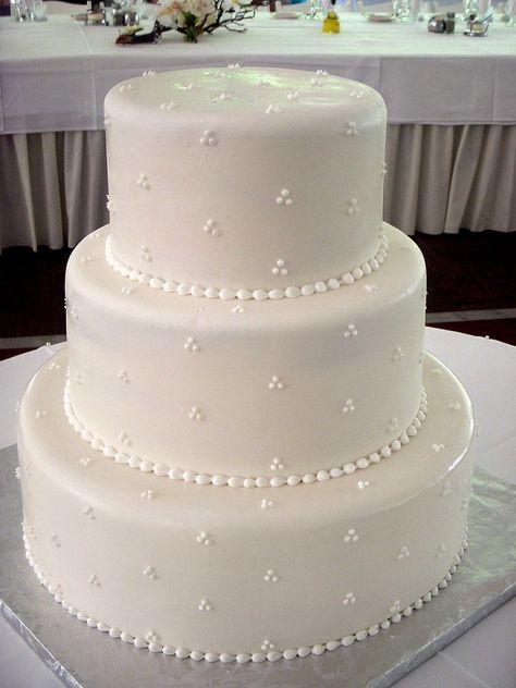 Wedding Cake Icing Designs, Wedding Cake Icing, 50th Wedding Anniversary Decorations, 50th Anniversary Cakes, Wedding Cake Pearls, Holly Wedding, Pearl Cake, Wedding Anniversary Cakes, Fondant Wedding Cakes