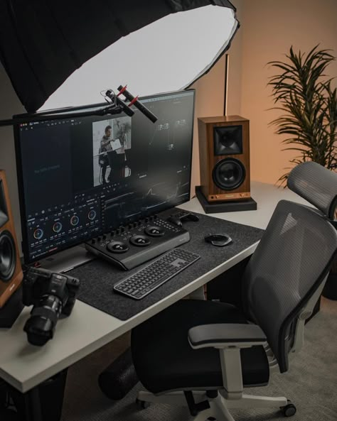 Youtube Creator Studio, Photographer Desk Setup, Mac Studio Setup, Editing Desk Setup, Photographer Office Ideas, Home Youtube Studio, Photographer Workspace, Editing Desk, Dark Home Office