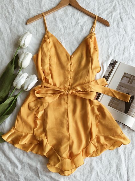 Flatlay • flat lay • yellow romper • Forever 21 • spring summer outfit fashion trends 2018 Yellow Romper Outfit, Flat Lay Photography Clothing, Clothes Layout, Flat Lay Photography Fashion, Flatlay Clothes, Flat Lay Outfit, Summer Romper Outfit, Selling Clothes Online, Yellow Romper