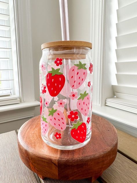 Clear Cup Design Ideas, Can Shaped Glass Cups, Strawberry Cricut Projects, Cricut Vinyl Cups, Strawberry Glass Cup, Bamboo Lid Cups, Painted Cup Ideas, Glass Cup Vinyl Design, Strawberry Things To Buy