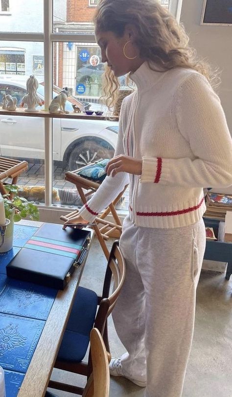 All White Outfit Casual, White Outfit Casual, Cafe Outfit, Outfit Casual Chic, Outfit Ideas Vintage, Gucci Outfit, Going Out Outfit, Outfit Matching, Zip Up Cardigan