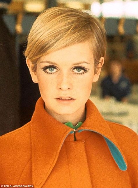 hehe hair is the least of my problems going for this. if a salon could make me look like Twiggy i would give them all the money. Twiggy Haircut, Twiggy Hair, 1960s Twiggy, 60s Hairstyles, 60s Fashion Trends, Most Popular Halloween Costumes, Colleen Corby, Fashion 60s, Twiggy Fashion