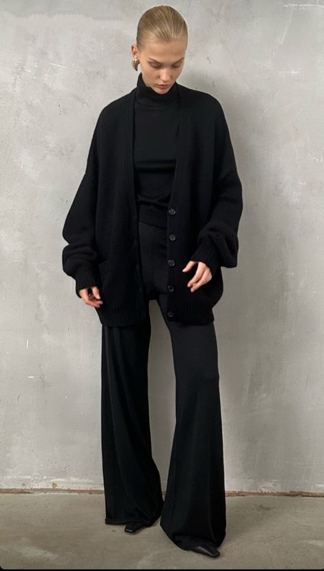 Black Open Front Cardigan Outfit, Long Black Cardigan Outfit Aesthetic, Black Cardigan Outfit Hijab, Black Trousers Outfit Winter, Black Cardigan Outfit Aesthetic, Long Black Cardigan Outfit, Trousers Outfit Winter, Nordic Outfit, Big Sweater Outfit