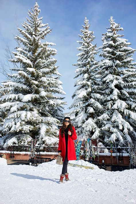 Apres Ski at Ajax Tavern, Aspen. Manali Outfit Ideas Women, Manali Photoshoot, Manali Outfits, Kashmir Poses, Kashmir Pictures, Kashmir Outfits, Outfits For Snow, Kashmir Dress, Manali Outfit Ideas