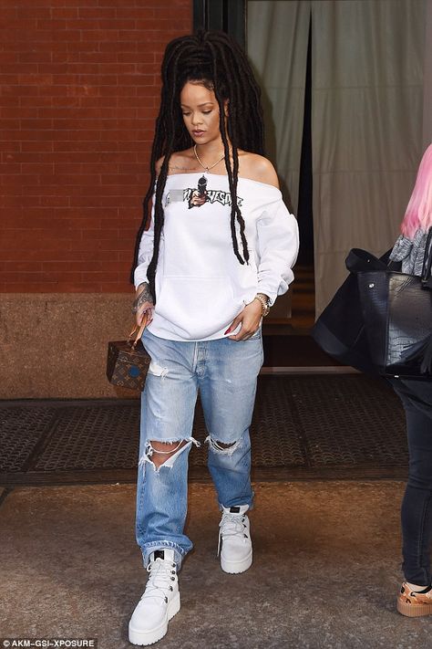 Stunning: She looked gorgeous as always Rihanna Street Style, Looks Rihanna, Rihanna Outfits, Rihanna Looks, Rihanna Style, Looks Street Style, Black Girls Hairstyles, Mode Vintage, Fashion Killa