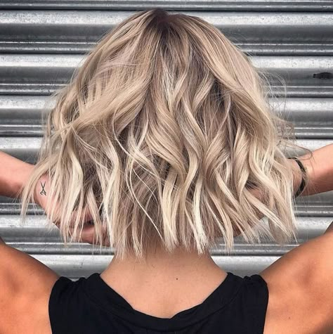 Textured Choppy Bob With Blonde Balayage Bob Highlights, Messy Bob Haircut, Tan Skin Blonde Hair, Balayage Bob, Messy Bob Hairstyles, Choppy Bob Hairstyles, Lob Hairstyle, Shoulder Length Hair Cuts, Wavy Bobs