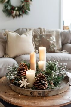 Xmas Outside Decorations, Christmas Deco Living Room, Decorate Apartment For Christmas, Christmas Living Room Inspiration, Christmas Decoration For Table, Christmas Decor For Living Room Table, Christmas Decor With Candles, Christmas Bedside Table Decor, Round Coffee Table Christmas Decor Ideas