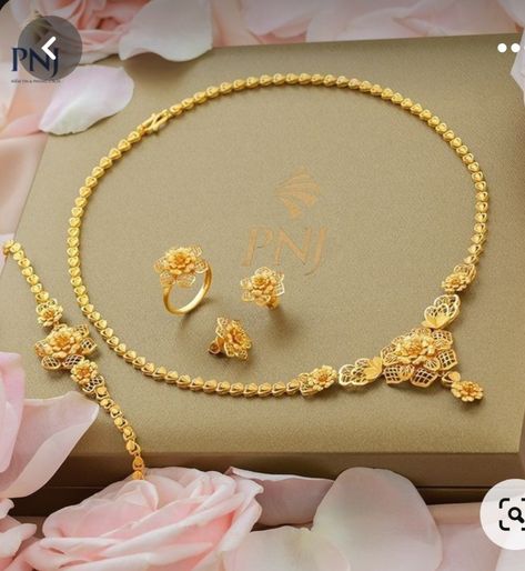 Unique Gold Jewelry Designs, Gold Jewels Design, Gold Jewelry Outfits, Fancy Jewelry Necklace, Modern Gold Jewelry, Gold Mangalsutra Designs, Beautiful Gold Necklaces, Fancy Jewellery Designs, Gold Bridal Jewellery Sets