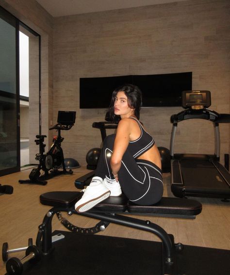 Outfit For Gym, Stylizacje Kylie Jenner, Kylie Jenner Workout, Maquillaje Kylie Jenner, Alo Yoga Outfit, Moda Kylie Jenner, Kylie Jenner Body, Instagram Kylie Jenner, Kylie Jenner Fotos