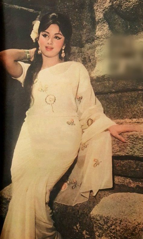 Leena Chandravarkar Retro Theme Dress Bollywood, Indian Retro Look, Retro Fashion 70s Indian, 60s Bollywood Fashion, Retro Look Bollywood, Bollywood Retro Look, Retro Saree Look, Retro Theme Dress, Retro Bollywood Fashion