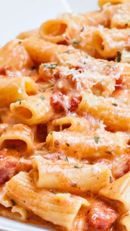 Blush Pasta Sauce, Blush Sauce, Chicken Rigatoni, Pasta And Sauce, Rigatoni Recipes, Chicken And Bacon, Bacon Recipe, Small Chicken, Cheesy Pasta