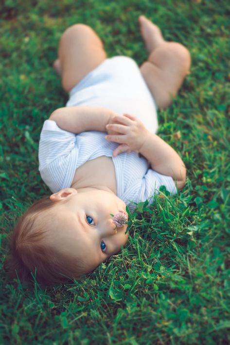 6 Month Spring Photoshoot, Baby Nature Photoshoot, 3 Month Old Baby Pictures Outdoor, 6 Months Baby Photoshoot Ideas Outdoor, Outside Baby Photoshoot, Outside Baby Pictures, Baby Boy Outdoor Photoshoot, Infant Photoshoot Ideas 3 Months, Baby Spring Photoshoot