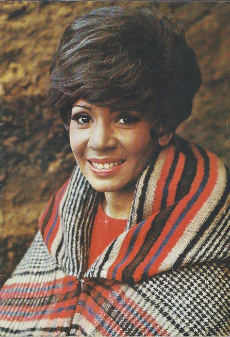 See this live concert in 1974. Shirley Bassey  was fantastic, she sure has the Wow factor. Shirley Bassey 1970s, Shirley Bassey, Black Glamour, Gummy Smile, Black Entertainment, Vintage Black Glamour, Extraordinary People, Female Musicians, Music Memories