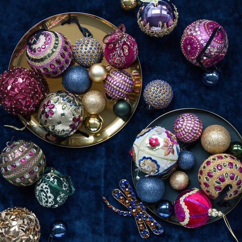 Looking for Christmas decorating Trends for 2020? Find out about the top Christmas Decor ideas, and we LOVE the Bejewelled Jewel Tones, such Christmas glamour! Get 7 easy holiday decor ideas for your home #ChristmasHolidayDecor #Christmastreeideas #christmasdecorationideas Plum Christmas, Christmas Decor Trends, Luxury Christmas Tree, Bohemian Christmas, Blue Christmas Decor, Bardot Style, Jeweled Christmas, Christmas Vibe, Gold Christmas Decorations