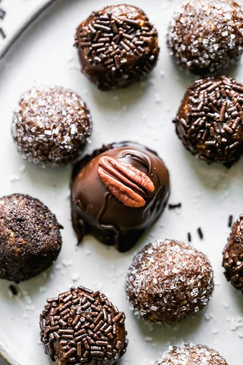 Bourbon Balls Recipe, Bourbon Cake, Healthy Holiday Desserts, Cake Ball Recipes, Cream Cheese Appetizer, Bourbon Balls, Bourbon Recipes, Chocolate Bourbon, Clam Recipes