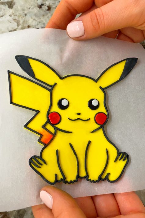 pokemon pikachu tutorial Pokemon Cake Toppers Fondant, Pikachu Cookie Cake, Pickachoo Cake Design, Pokemon Fondant Figures, Pikachu Cupcakes Ideas, Easy Pikachu Cake, Picatchou Cake, Picacho Cake, Pokémon Birthday Cake Ideas