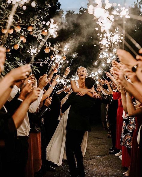 Sparkler Exit Wedding, Vintage Couple, Wedding Exits, Wedding Picture Poses, Wedding Sparklers, Photography Vintage, Future Wedding Plans, Photo Couple, Wedding Photography Poses