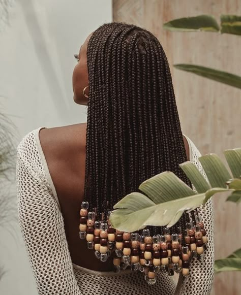 Twists With Beads Hairstyles, Long Braids With Beads Hairstyles, Long Twists With Beads, Knotless Braids With Wooden Beads, Twist Braids Hairstyles With Beads, Short Hair With Beads, Short Beaded Braids, Long Box Braids With Beads, Twist Braids With Beads