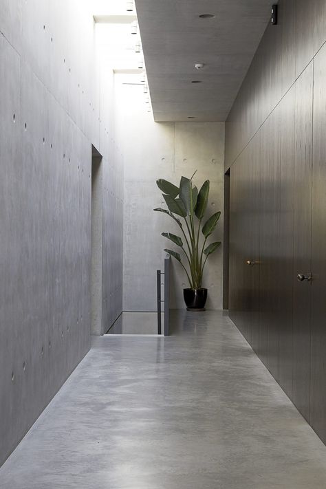 Concrete Minimalist House, Brutalism Interior, Brutalist Interior, Concrete Interiors, Industrial Home Design, Concrete Houses, Concrete Architecture, Concrete Home, Industrial Interior Design