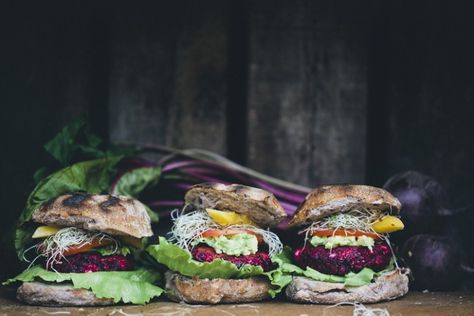 A while back someone asked me if I missed eating meat. All fellow vegetarians probably recognize this question. It seems to be one of those inevitable questions that you get every now and then. Sin… Grilled Beets, Beetroot Burgers, Beet Burger, Easy Healthy Lunch Recipes, City Gym, Gourmet Burger, Eat Veggies, Easy Healthy Lunches, Favorite Comfort Food