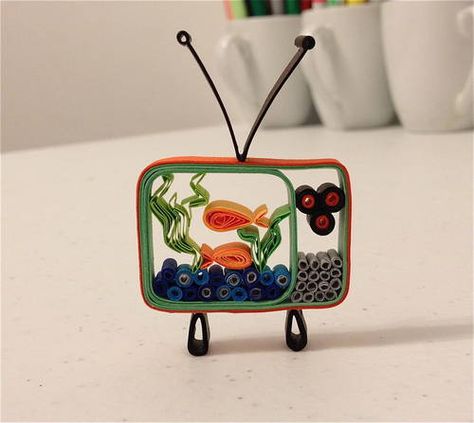 Quilled Retro Telly Fish Tank - PAPER CRAFTS, SCRAPBOOKING & ATCs (ARTIST TRADING CARDS) Quilling Animals, Paper Quilling For Beginners, Paper Quilling Cards, Paper Quilling Jewelry, Quilling Work, Toys Art, Desain Quilling, Quilling 3d, Paper Quilling Patterns