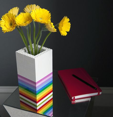 How to DIY Lego Vase Tutorial #gifts #handmade #make #craft #kids #mom #desk #lego #activity #classroom Lego Vase, Lego Desk, Lego Diy Crafts, Lego Decorations, Diy Lego, Free Lego, Lego Diy, Diy Home Accessories, Lego Activities