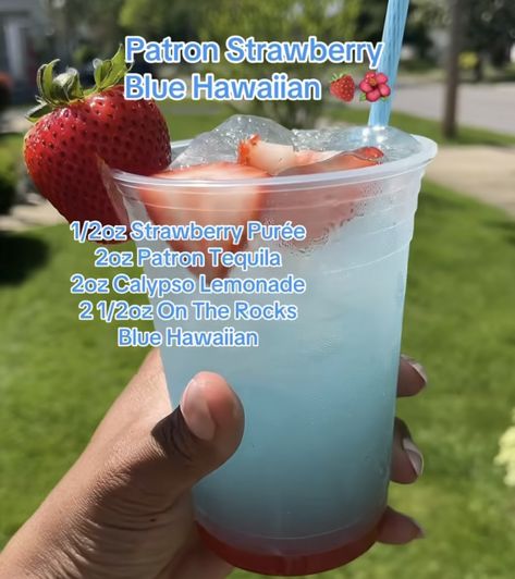 Mixed Drinks Ideas, Drinks To Sell, Moscato Strawberry Lemonade, Alcohol Drinks Recipes, Alcoholic Drink Ideas, Fun Alcoholic Drinks, Classy Drinks, Pink Lemonade Recipes, New Years Eve Drinks