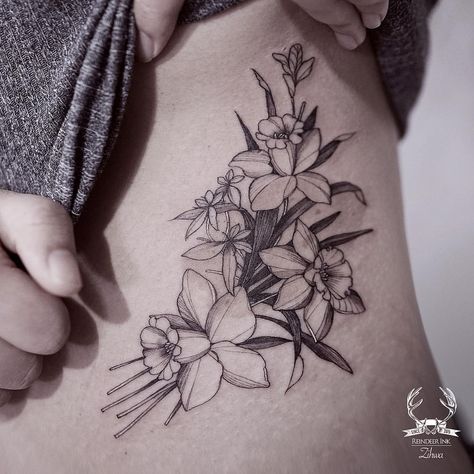 Daffodil black and white floral tattoo on the torso. - Reindeer Ink #flowertattoo #daffodiltattoo Narcissus Tattoo, Daffodil Flower Tattoos, Narcissus Flower Tattoos, Wildflowers Tattoo, Salon Tattoo, Daffodil Tattoo, Pen Work, Flower Tattoo Shoulder, Flower Tattoo Arm