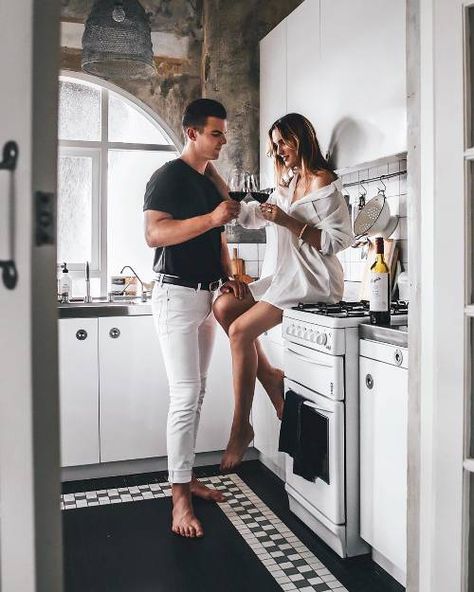 Wedding Fotos, Photographie Portrait Inspiration, 사진 촬영 포즈, Love Dating, Photo Couple, Couple Photography Poses, Pre Wedding Photoshoot, Cute Relationship Goals, Paros