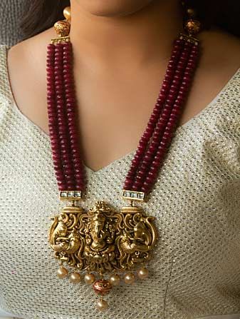 Gold Pendant With Beads, Temple Jewelry Necklace Long, Red Beads Jewellery, Beads Jewellery Designs, Long Necklace Outfit, Red Beads Necklace, Red Pearl Necklace, Long Necklace Indian, Temple Necklace