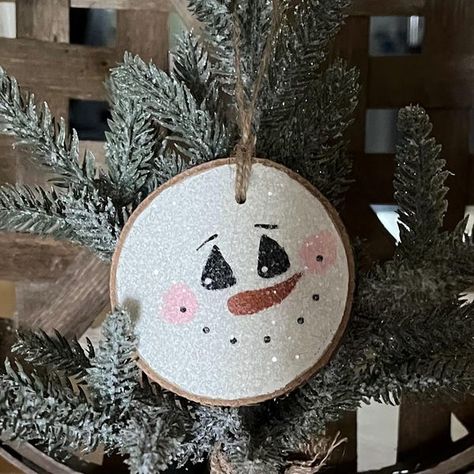 DYRusticFarmhouse - Etsy Round Wood Slice Christmas Ornaments, Wood Slice Snowman Ornament, Christmas Ornaments On Wood Slices, Wooden Christmas Ornaments Painted, Christmas Ornaments Homemade Painted, Wood Slices Christmas Ornaments, Woodburning Ornaments, Wood Snowman Ornaments, Wood Disc Ornaments