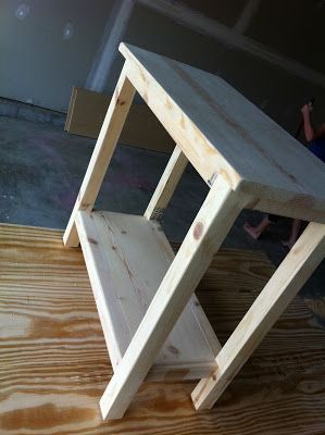 Diy Small Side Table, Diy Small Table, Small Table Ideas, Side Table Plans, Diy Study Table, Diy Tables, Cottage Diy, Twig Furniture, Couches For Small Spaces