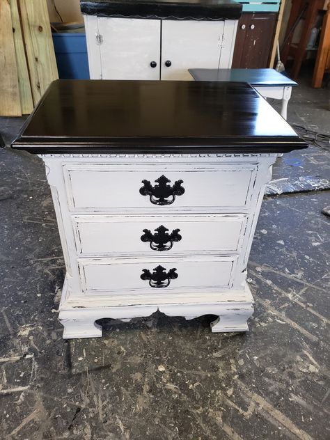 Black And White Distressed Furniture, Black And White Vintage Bedroom Ideas, Black And White Furniture Painting Ideas, Black And White Dresser Diy, Black And White Furniture Bedroom, Black And White Bedroom Furniture, Black And White Painted Furniture, White Dresser Diy, Painted Nightstand Ideas