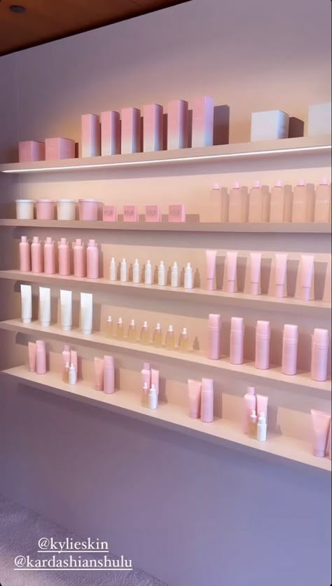 Cosmetic Office Design, Skin Care Pop Up Store, Lash Retail Display, Skincare Pop Up Shop, Kylie Cosmetics Office, Kylie Jenner Office, Girl Boss Office Ideas, Launch Event Ideas, Skincare Boutique